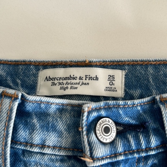 Abercrombie high rise 90’s relaxed jeans! - Picture 3 of 6